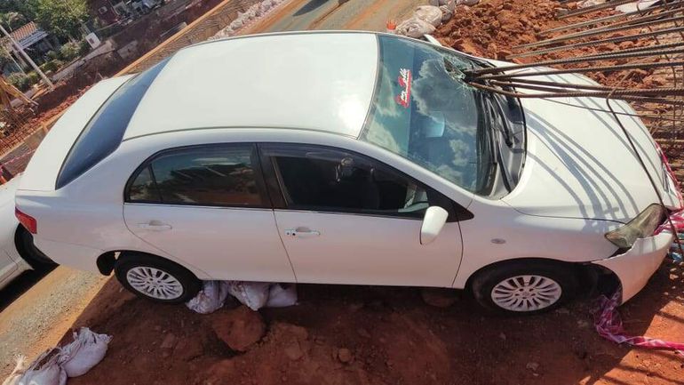 Milagro en Tres Bocas: Conductor cayó a la zanja de la obra y resultó ileso