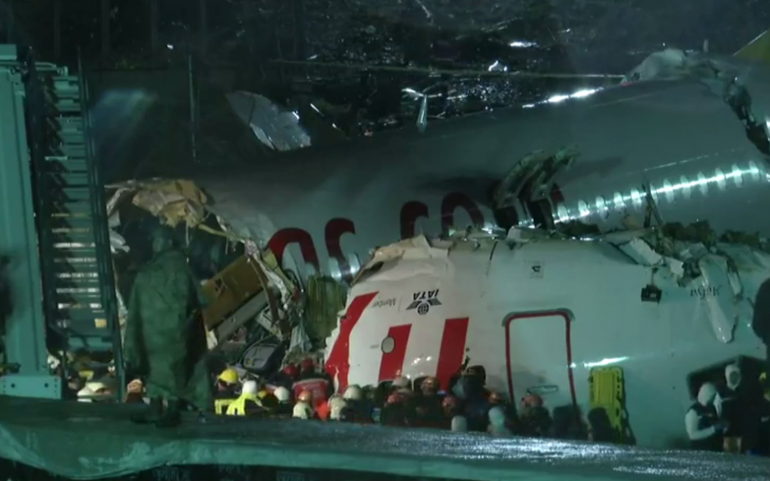 Avión sale de la pista y se parte en tres, en Estambul