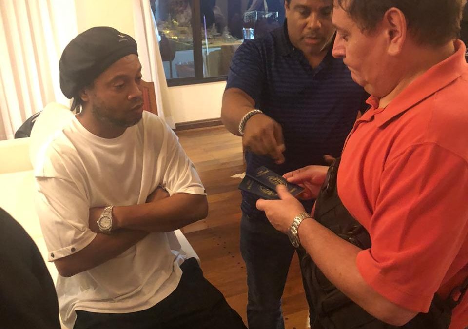 Detuvieron a Ronaldinho por dudosos documentos