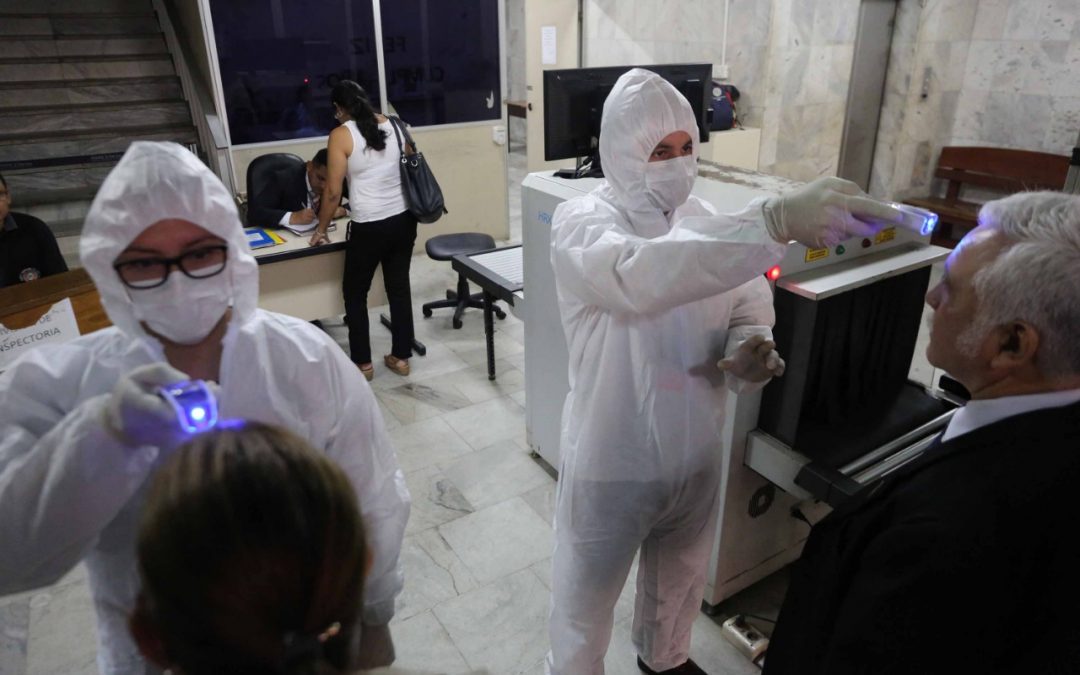 Covid-19: Miden temperatura a personas que asisten al Palacio de Justicia