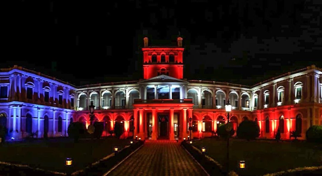 Colores de EE.UU. adornaron el Palacio de Gobierno