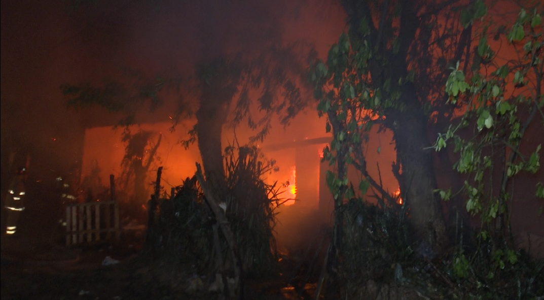 Incendio en barrio Fátima consumió varias viviendas y dejó sin nada a numerosas familias