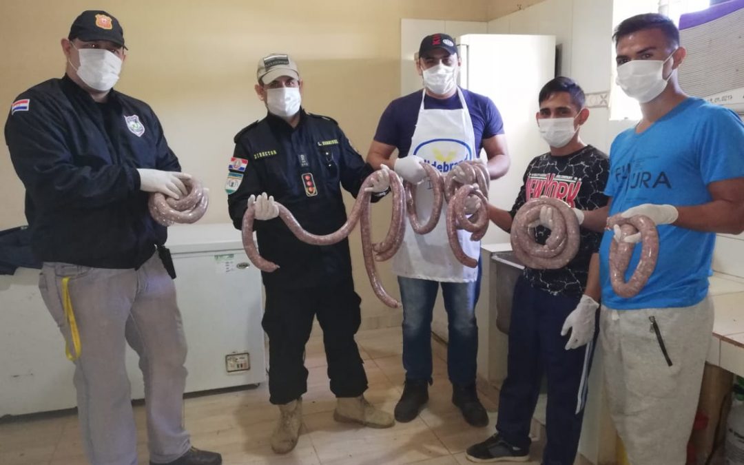 Internos elaboran chorizo misionero en Penitenciaría Regional de Misiones
