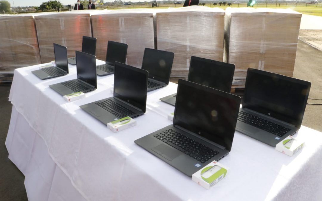 Gobierno entregó notebooks a escuelas indígenas