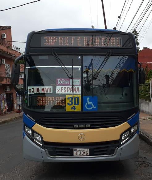Analizan aumentar cantidad de buses y que usuarios viajen parados