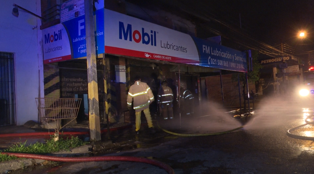 Millonarias pérdidas por incendio en local de venta de lubricantes
