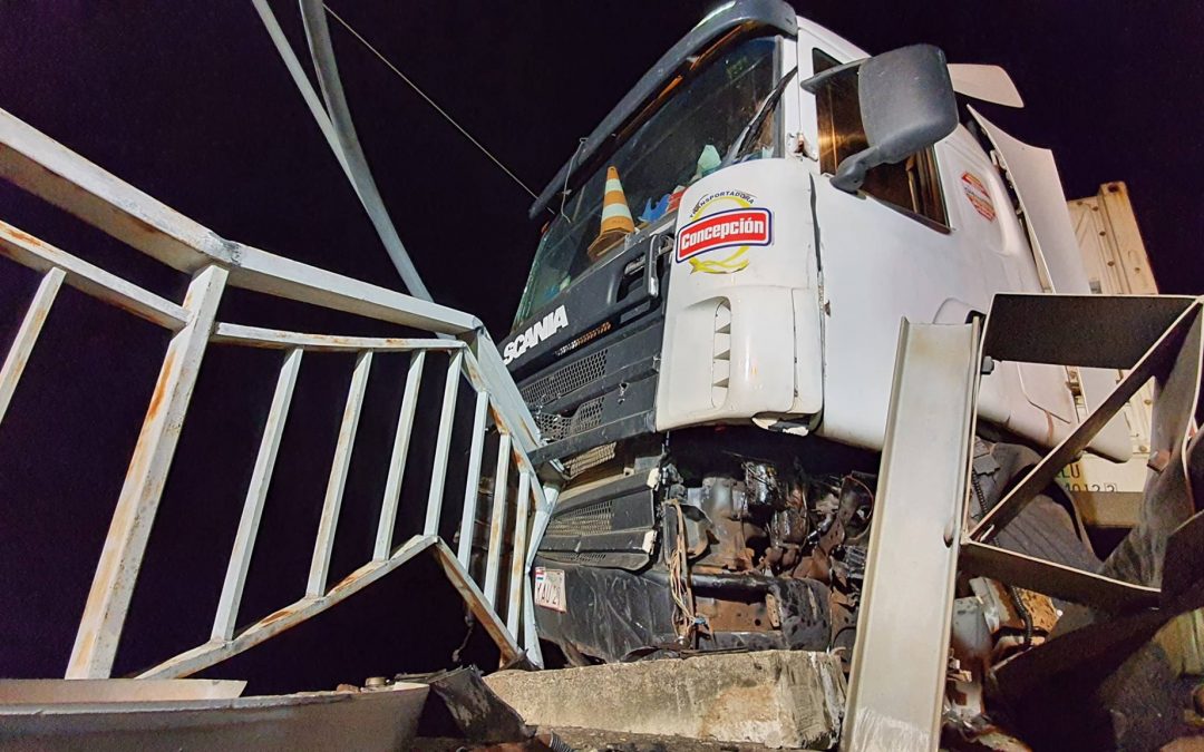 Camión transportador de carne casi cae al río Paraguay