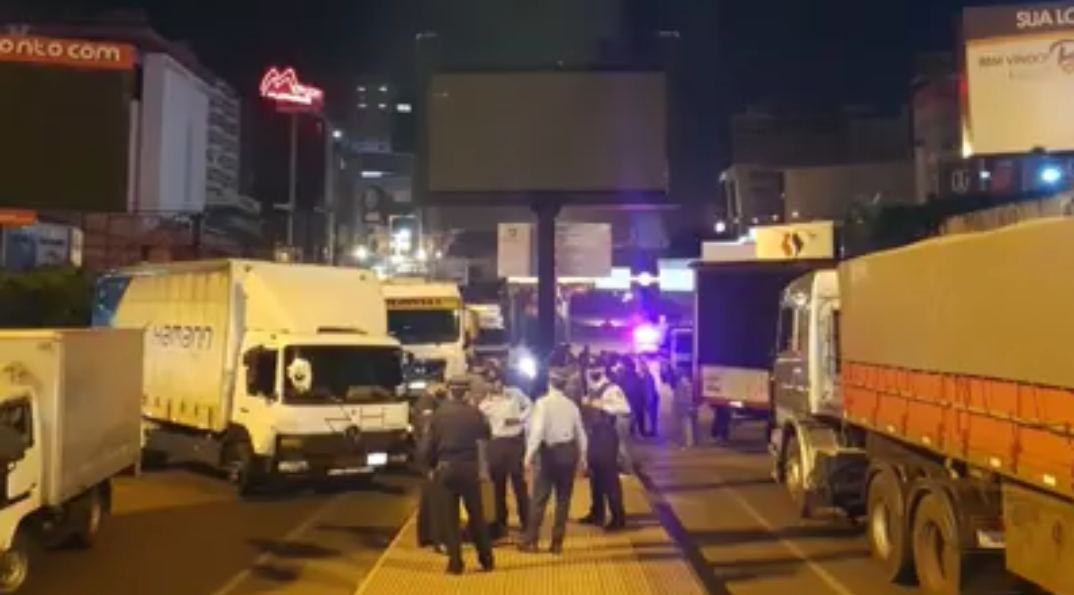 Camioneros amenazan con cerrar el Puente de la Amistad