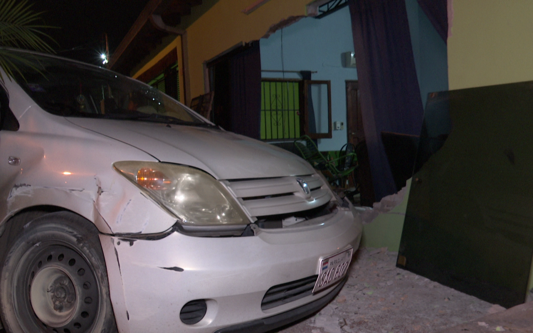 Automóvil derrumbó parte de una vivienda