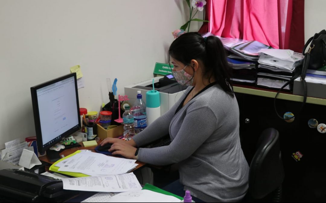 Recuerdan mantener buena postura y reducir tiempo frente a monitores