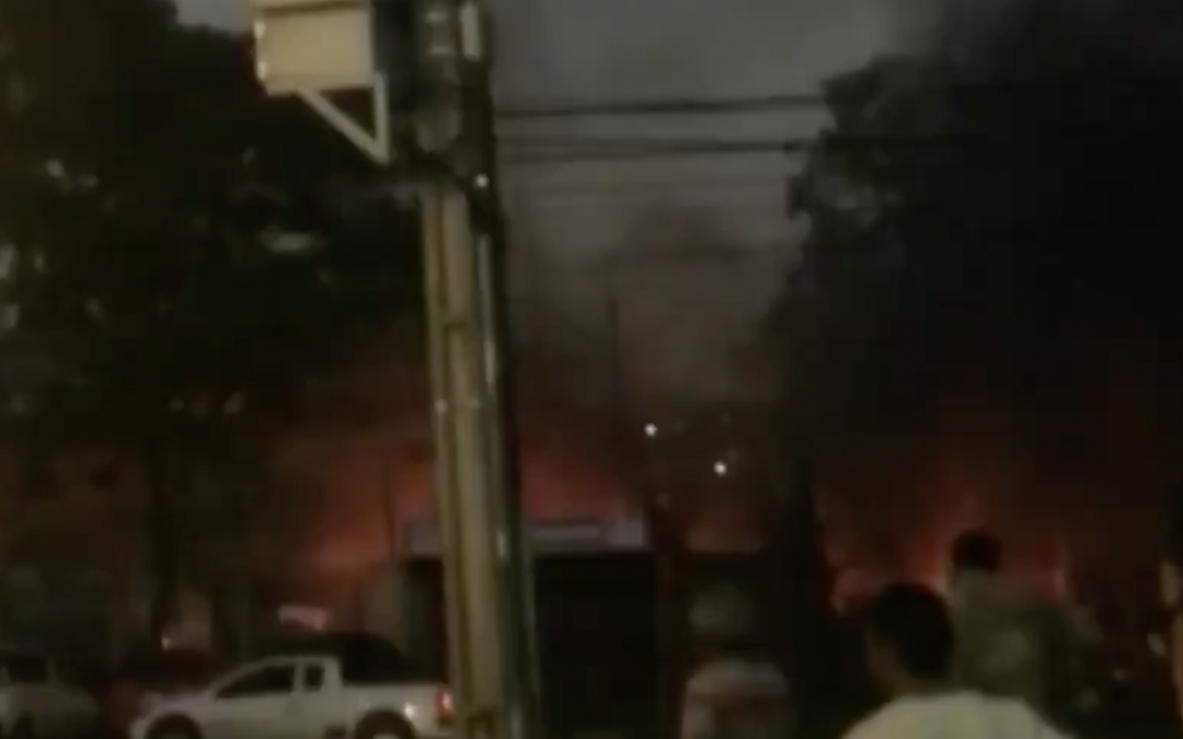 Incendio y derrumbe en un taller mecánico en Villa Elisa