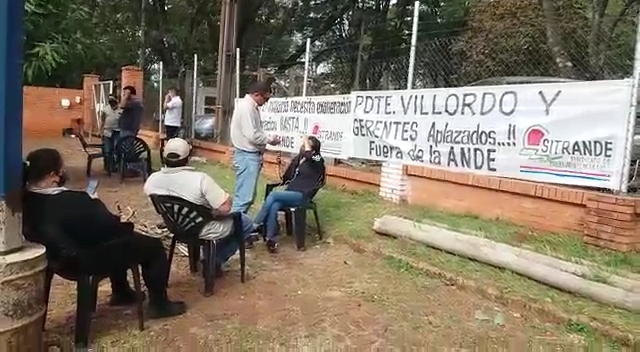 Funcionarios de ANDE se manifiestan exigiendo la destitución de Villordo