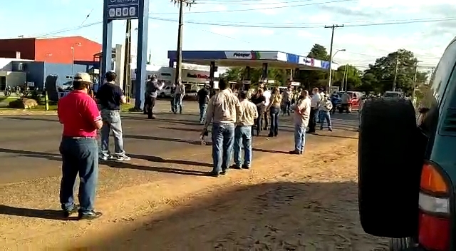 Continúan manifestaciones de funcionarios de ANDE exigiendo la salida de Villordo