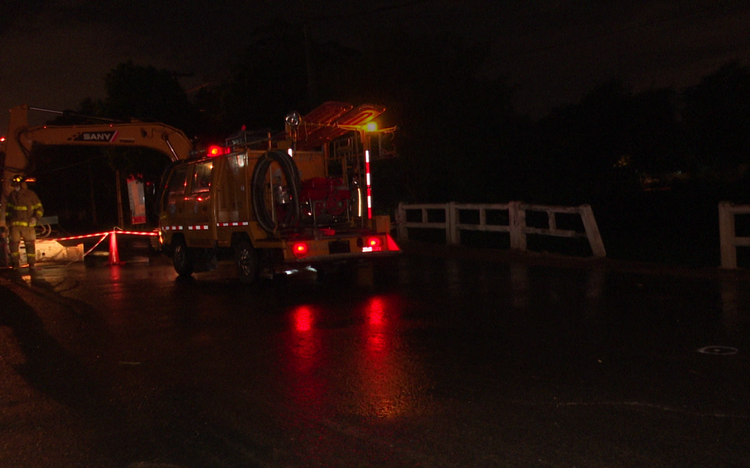 Conductor cruzó puente clausurado y chocó contra un tractor