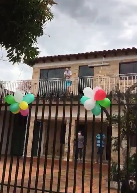 Emotivo apoyo de vecinos a joven con Covid-19