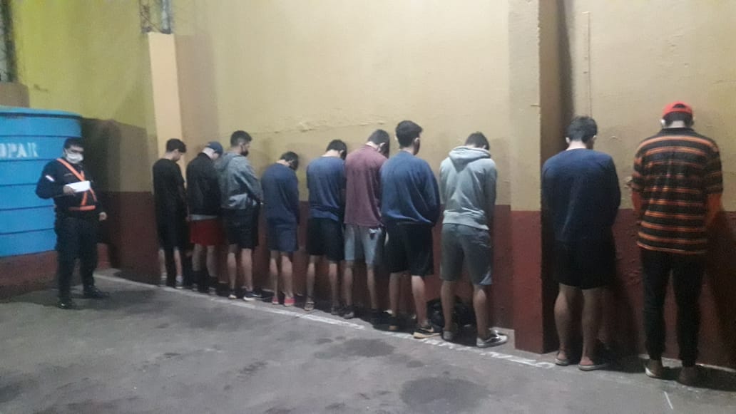 Detienen a 11 jóvenes por jugar fútbol