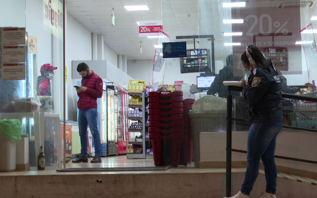 Asaltan dos locales de una cadena de tiendas