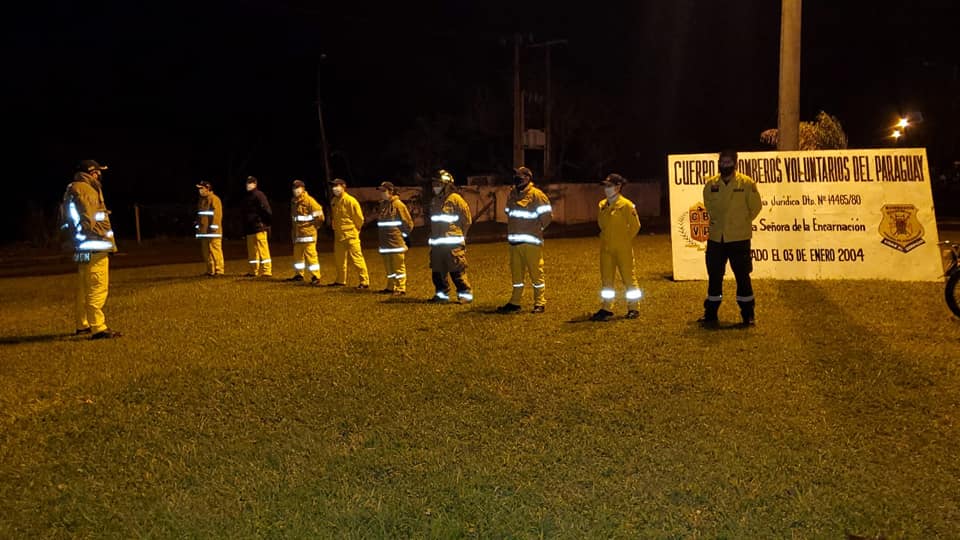 Bomberos voluntarios montan su cuartel frente a la sede de la EBY