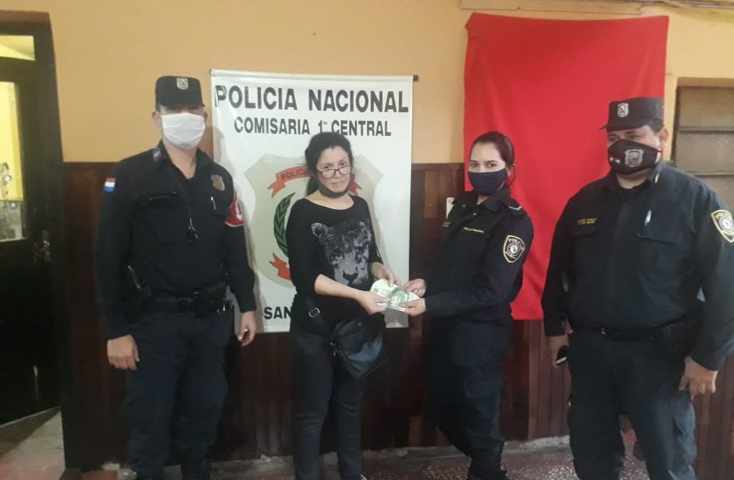 Buena acción de policías: Encontraron cartera con dinero y la devolvieron