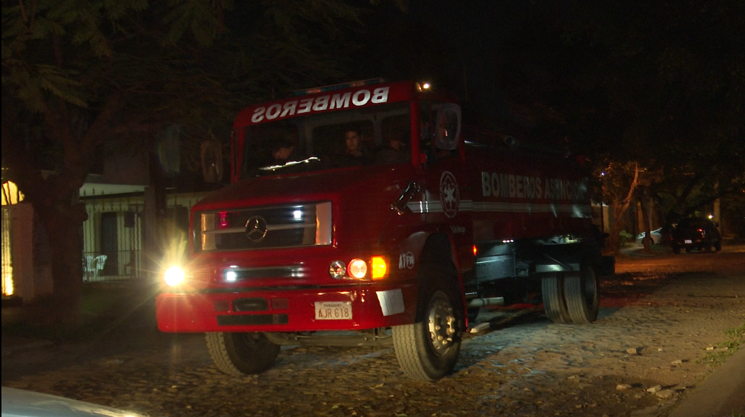 Vela encendida causa incendio en una casa