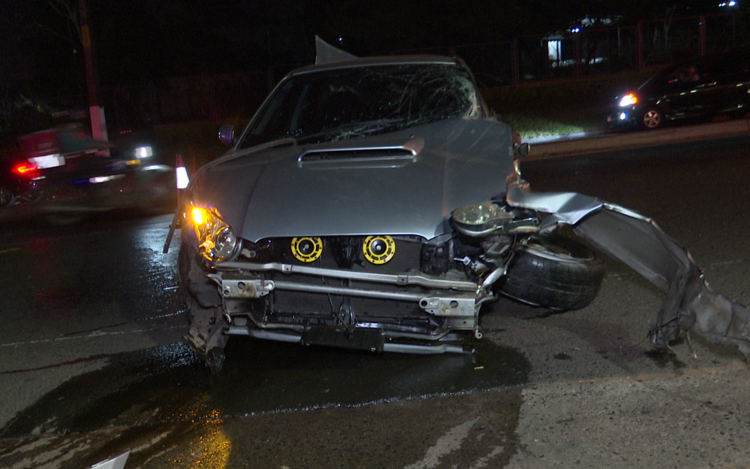 Violento accidente sobre Acceso Sur deja un herido y numerosas pérdidas materiales