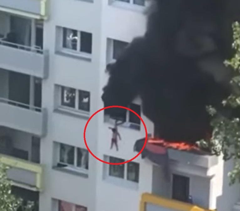 Francia: Dos niños escapan de edificio en llamas, saltando por la ventana