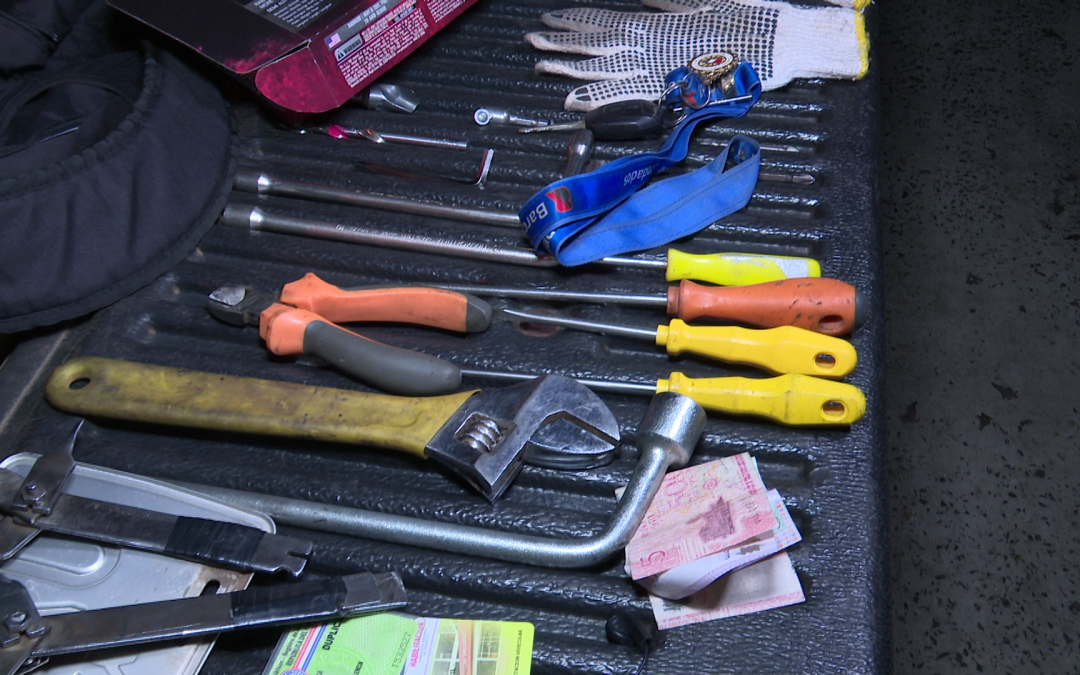 Agentes policiales detienen a dos presuntos robacoches