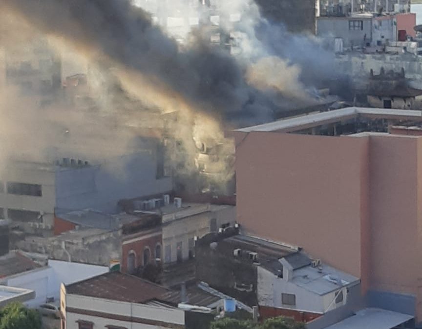 Reportan incendio en el ex Cine Victoria