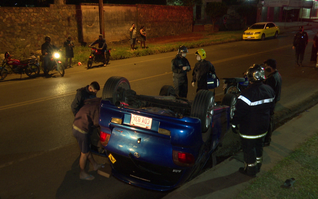 Adelantamiento, roce y vuelco en San Lorenzo