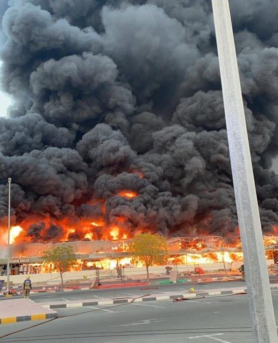 Reportan gran incendio en mercado de Emiratos Árabes