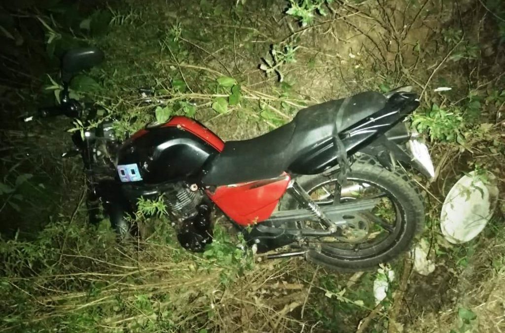 Motociclista pierde la vida tras impactar contra un camión transganado estacionado