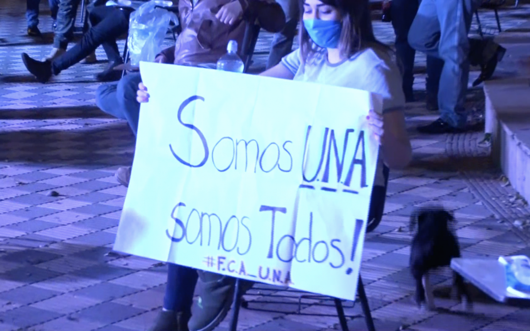 En gran sentata con pupitres exigen la aprobación de la ley “Arancel 0”