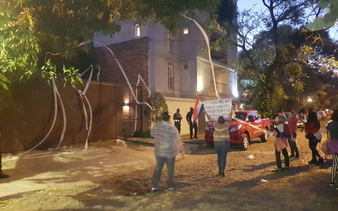 Estudiantes escrachan a ministro de Hacienda frente a su casa