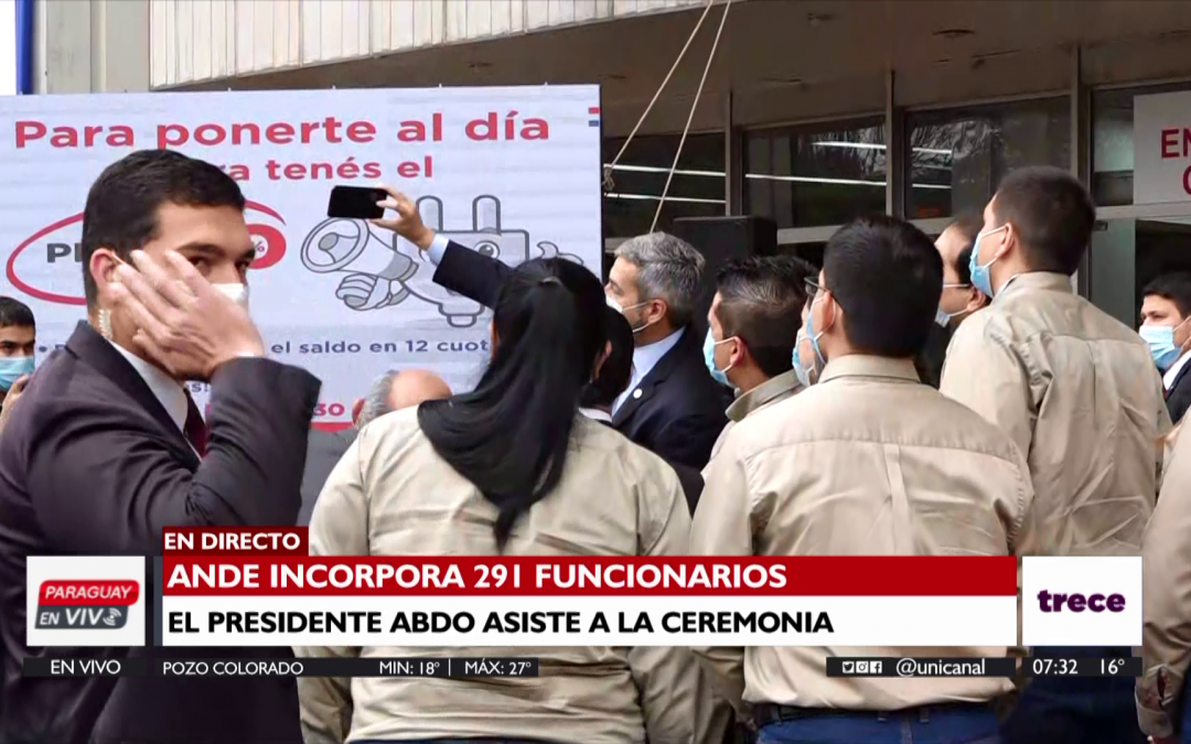 ¿Y el distanciamiento social? La selfie de Abdo con los nuevos funcionarios de ANDE