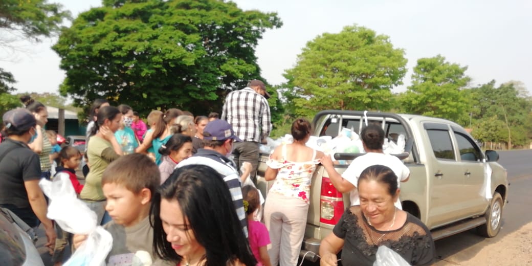 Familia Denis prosigue con la entrega de víveres, juguetes y herramientas