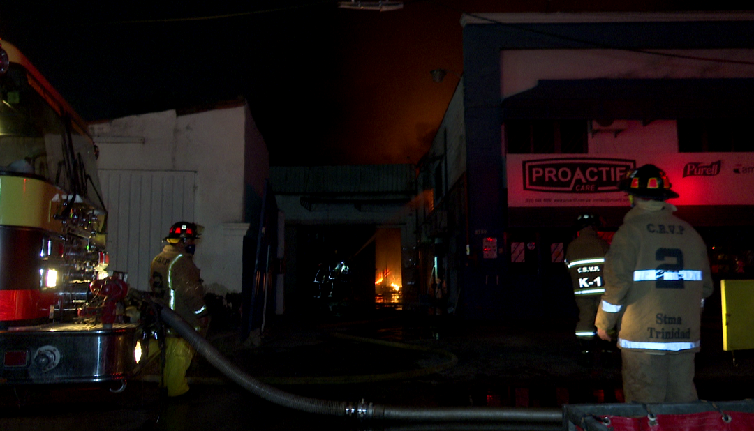 Voraz incendio en depósito de materiales de limpieza