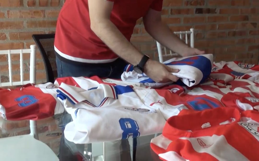 ¡Colecciona pieles de la Albirroja! El fanático que tiene más de 90 casacas