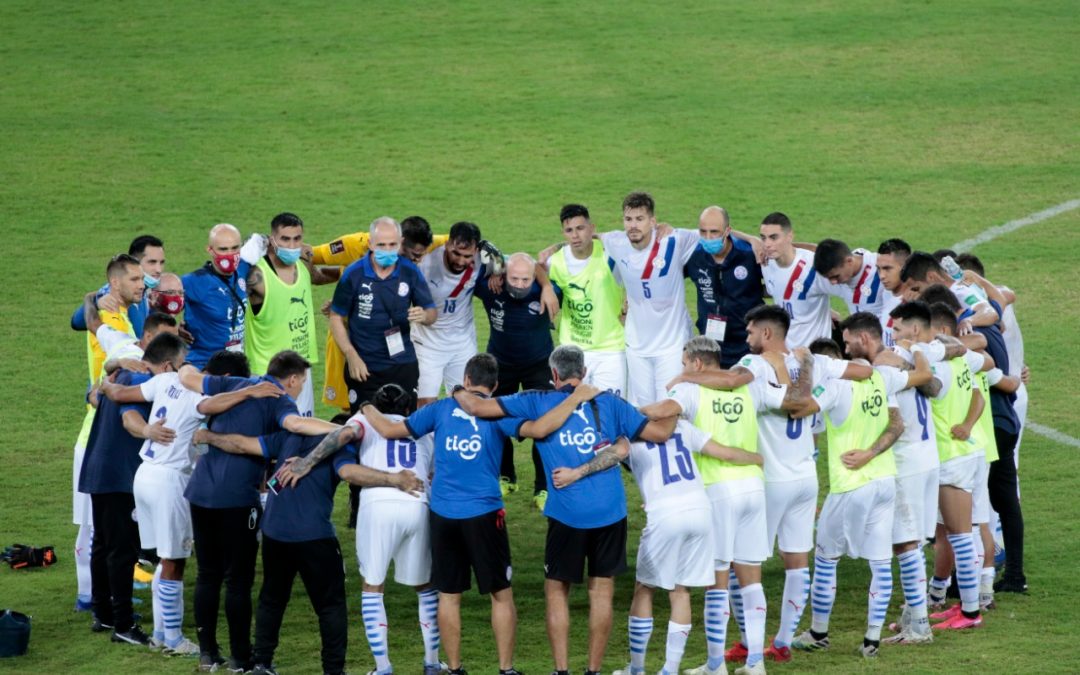 El festejo de los albirrojos tras el triunfo ante Venezuela