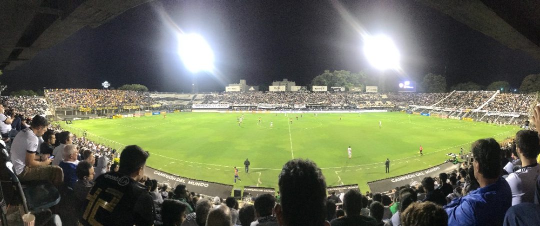 Jefe médico de la APF ve difícil el retorno del público a las canchas