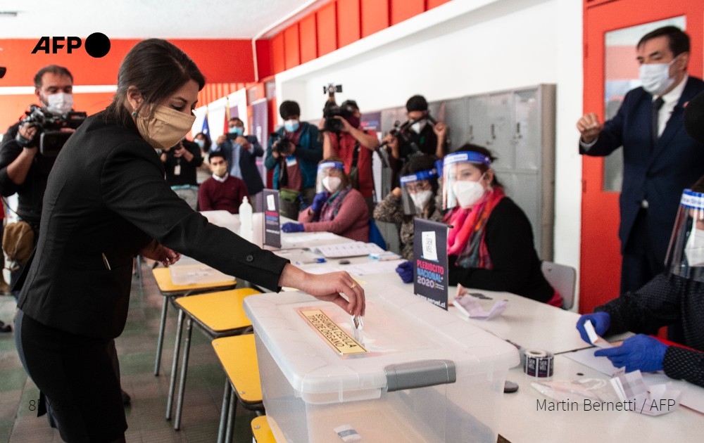 Chilenos salen a votar a favor o en contra de la reforma constitucional en su país