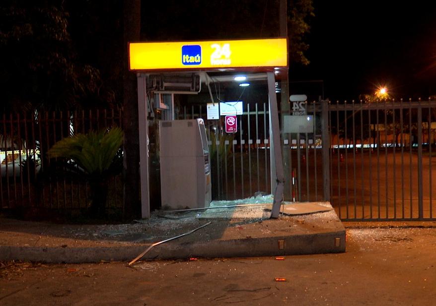 Sobre Acceso Sur, conductora colisionó contra cajero automático