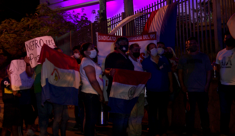 Funcionarios de blanco del IPS exigen gratificación por exposición al Covid-19