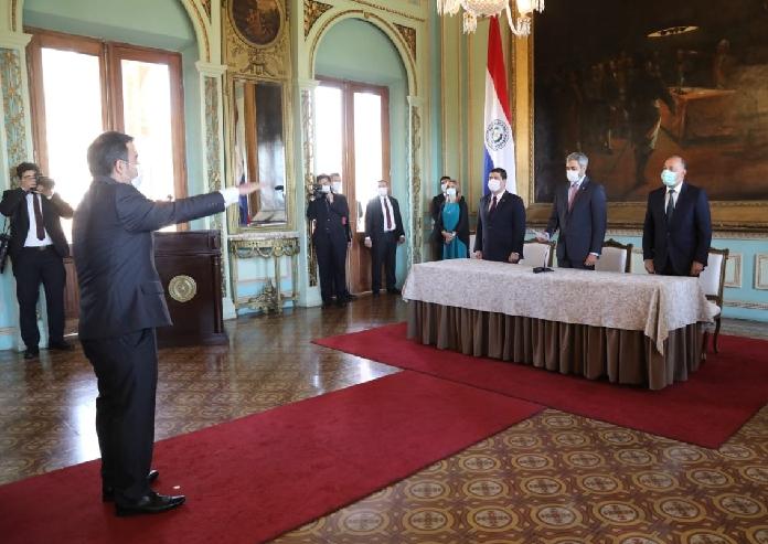 Juramento de Óscar Llamosas como nuevo titular de Hacienda