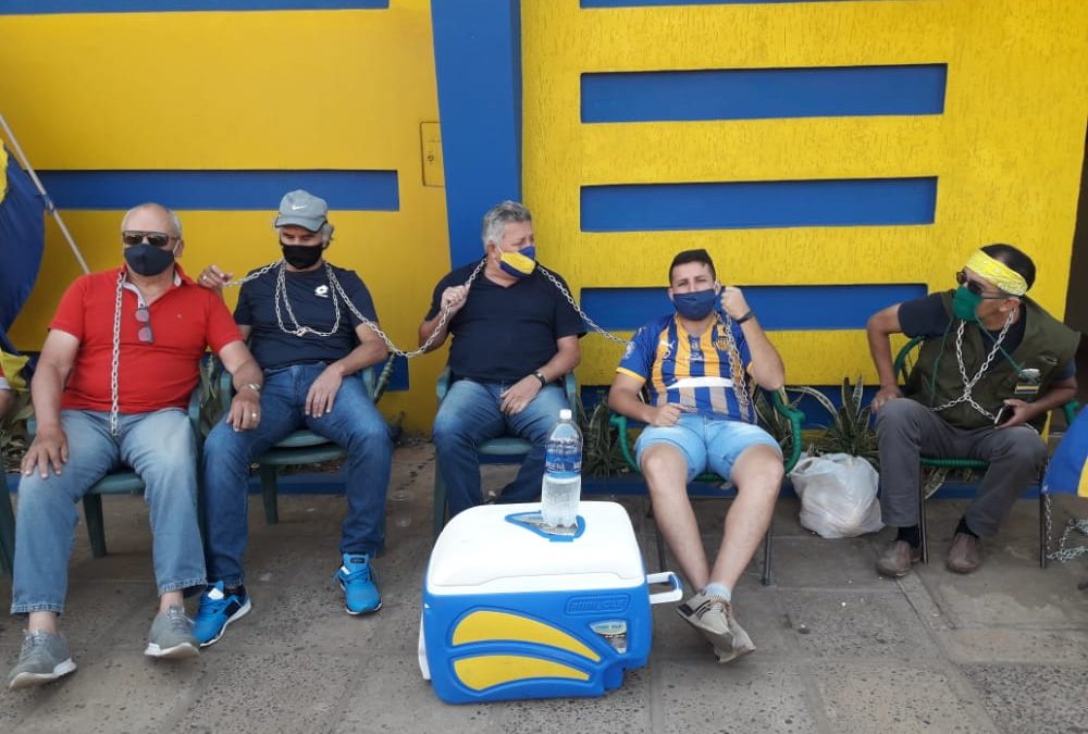 Opositores se encadenan frente al Club Sportivo Luqueño