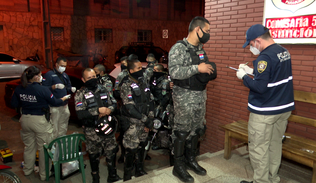 Pobladores de Chacarita acusan a agente Lince de herir a una menor