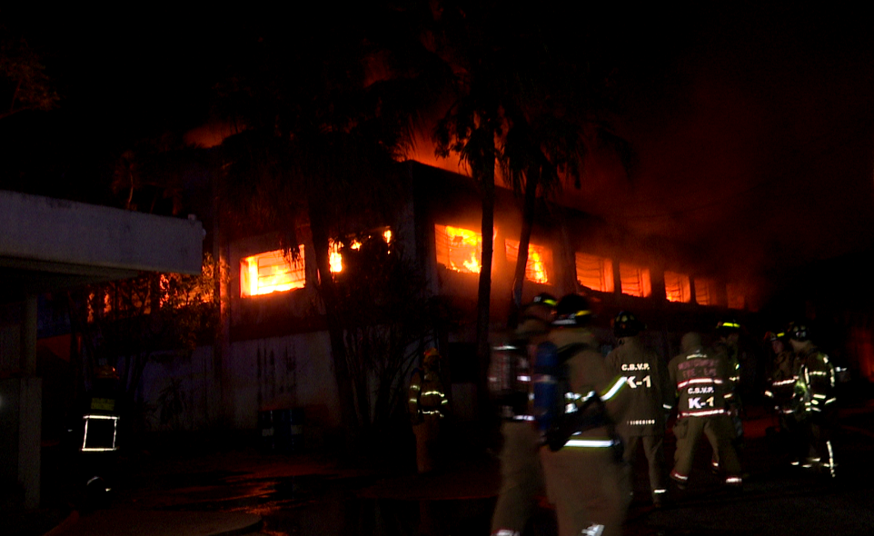En Lambaré, una fábrica de colchones fue consumida por las llamas