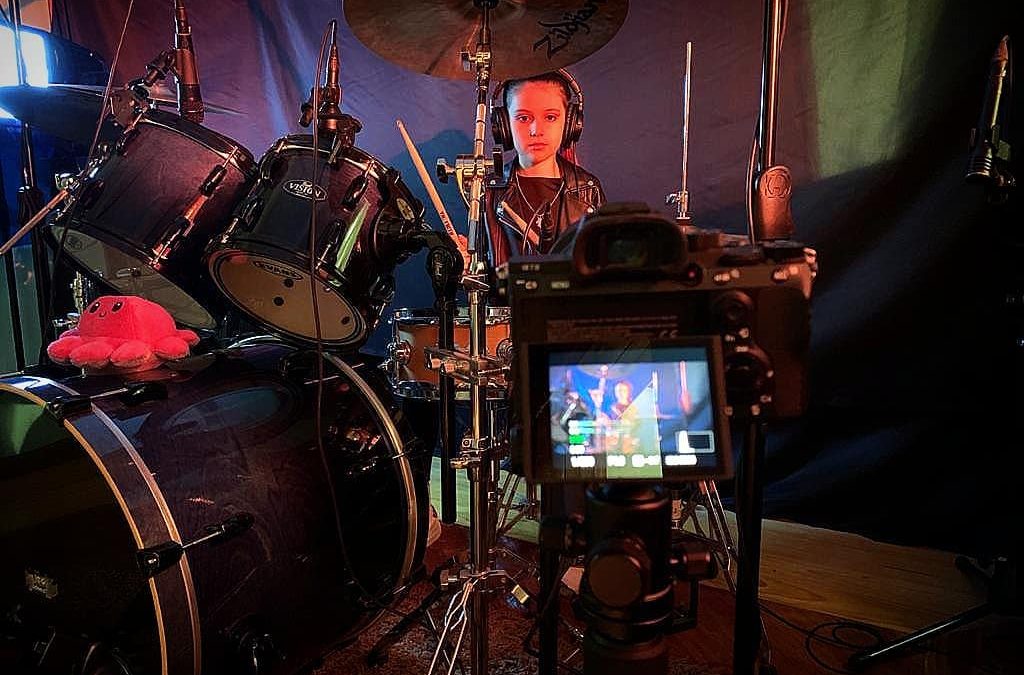 Con solo 8 años, Emma Sofía lanza el videoclip de su primera canción propia