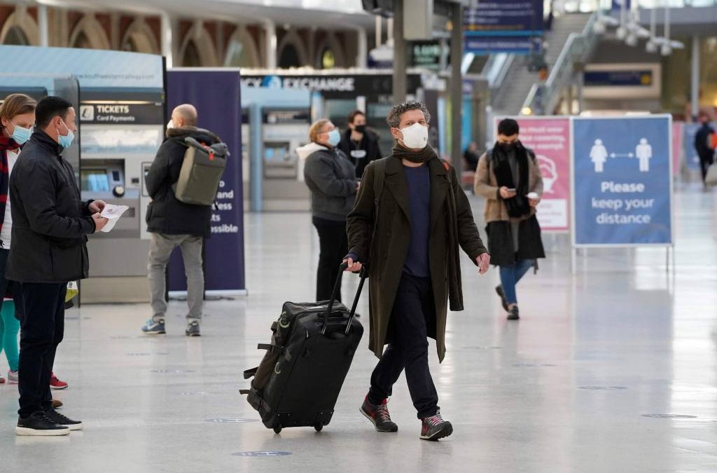 Temor ante nueva cepa de coronavirus: Países europeos cancelan vuelos desde Reino Unido