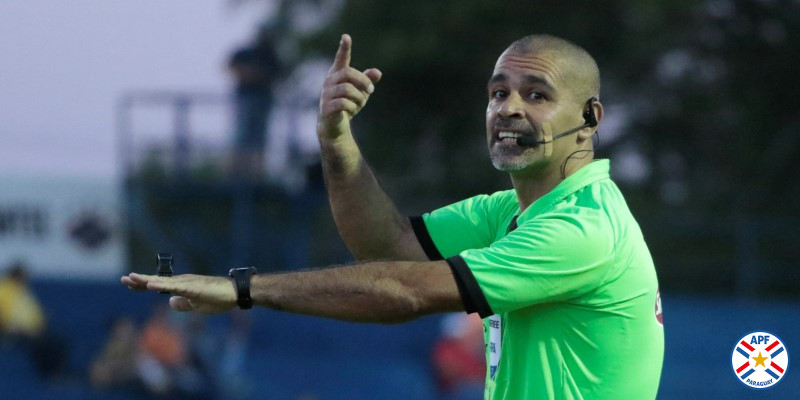 El superclásico, en manos de Éber Aquino