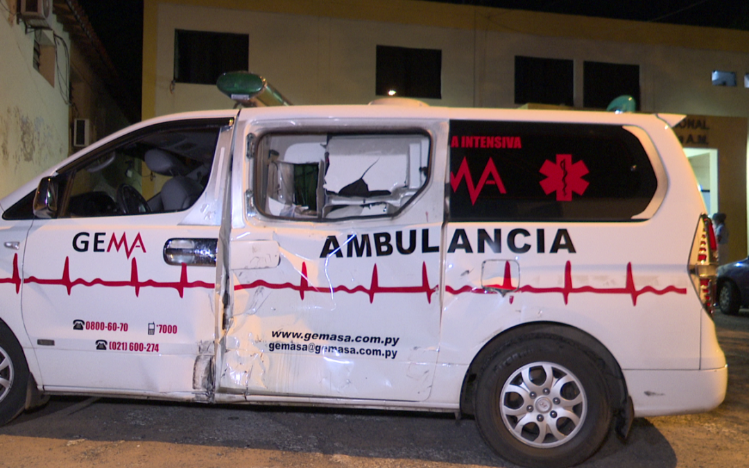 Ambulancia chocó y siguió de largo, pero luego se puso a disposición de víctimas